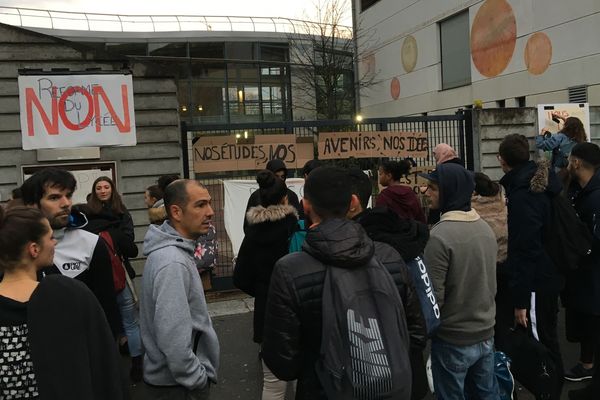 Devant le lycée Robert Doisneau à Vaux-en-Velin ce mardi 