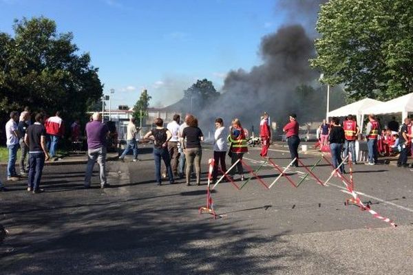 Les salarié de l'usine Seita - Impérial Tobacco à Riom (63) bloquent toutes les entrées de l'usine