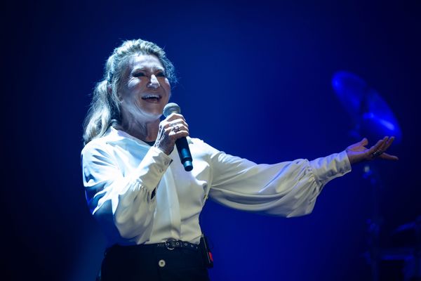 Un énorme sourire, Sheila pour la première fois aux Francofolies de La Rochelle le samedi 15 juillet, le temple de la chanson française.