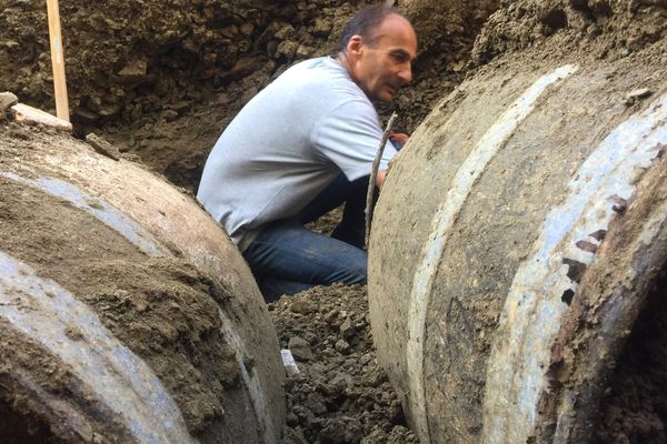 Trois fûts de Brouilly ont été déterrés après avoir passé 18 mois à 2m60 de profondeur - 16 octobre 2017