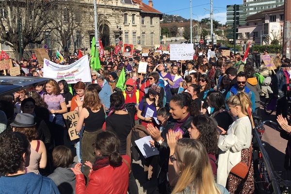 Plus d'un millier de manifestants ont marché à Grenoble pour les droits des femmes.