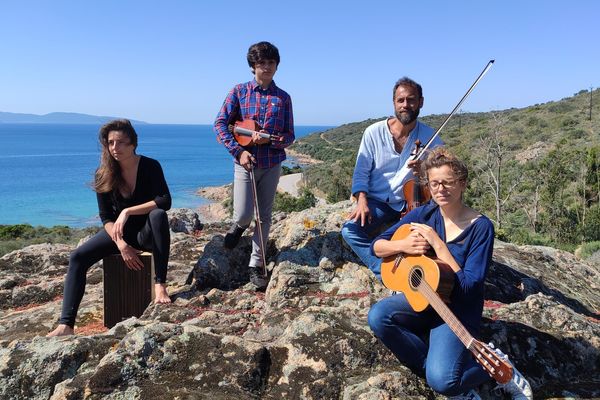 Bertrand Cervera, " violon solo " à l’Orchestre national de France et créateur du festival Sorru in Musica est confiné à Sagone. Chaque vendredi il propose pour France 3 Corse Viastella des morceaux joués en famille.