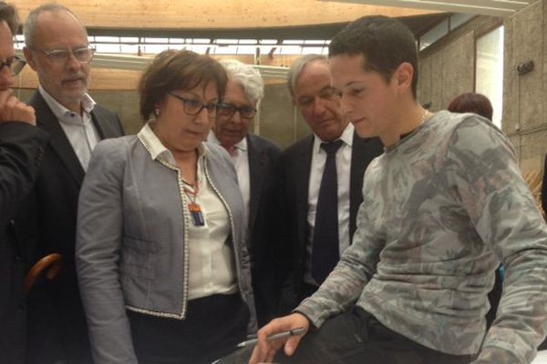 Martine Pinville, secrétaire d'Etat dans un centre d'apprentissage de Grenoble 