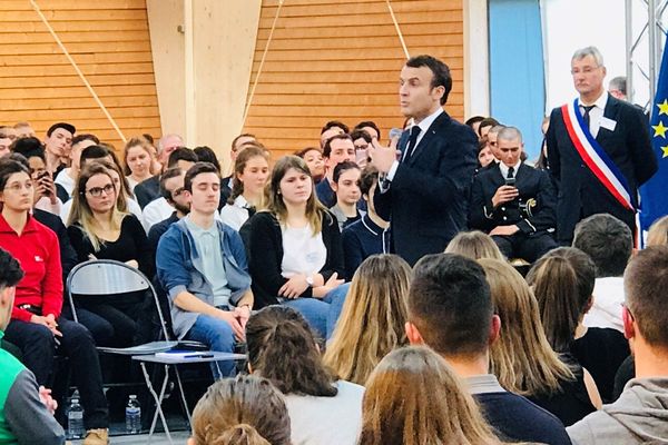 Emmanuel Macron débat avec des jeunes à Etang-sur-Arroux, en Saône-et-Loire, jeudi 7 février 2019