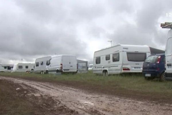 Les véhicules sont stationnés sur un terrain protégé.