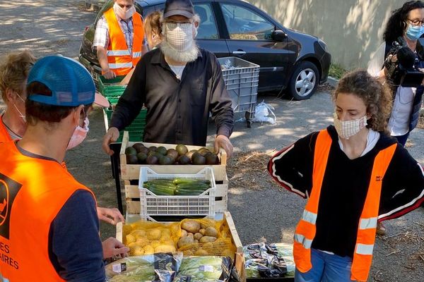 En une semaine 850 étudiants toulousains confinés dans des résidences du CROUS ont reçu des produits secs et frais sous forme de colis alimentaire de la banque alimentaire.