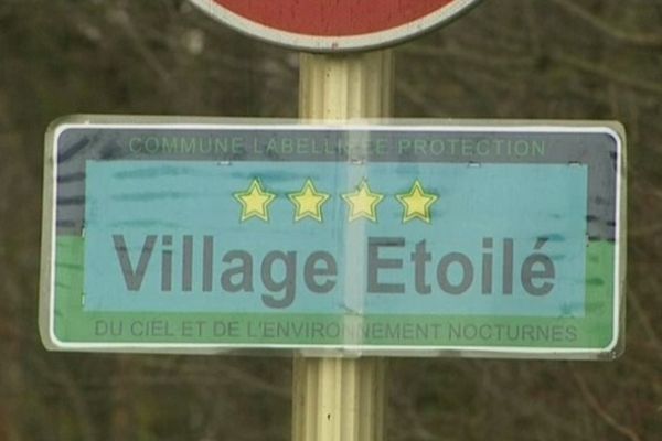 Le nouveau label exposé à l'entrée du village