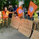 Une partie des salariésl de la maison familliale de Beaune-Grandchamp manifeste devant l'établissement