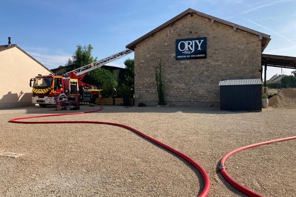 Une vingtaine de pompiers venus de Châlons, de Tours-sur-Marne et de la Chaussée-sur-Marne sont intervenus ce mercredi matin.