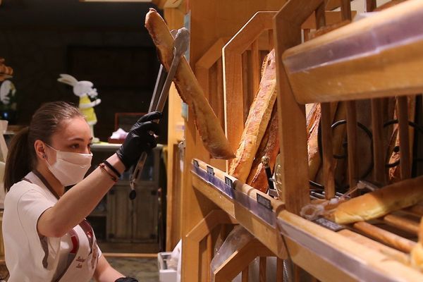 Une vendeuse équipée d'un masque de protection dans une boulangerie (image d'illustration).