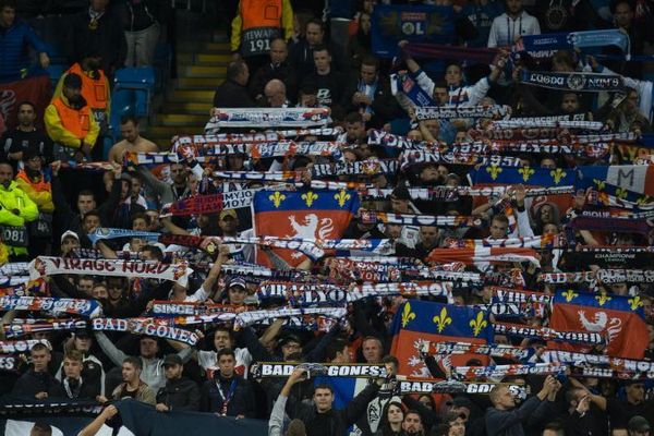 Les supporters Lyonnais en rangs serrés à Manchester