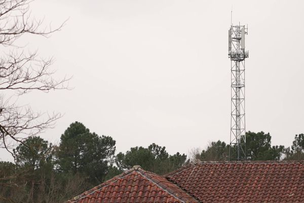 Un pylône de 38 mètres de haut, proche d'habitations à St-Médard-en-Jalles, près de Bordeaux.