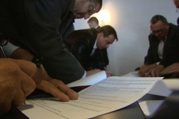 Signature à Toulouse d'un accord qui limite les ouvertures de magasins le dimanche. 