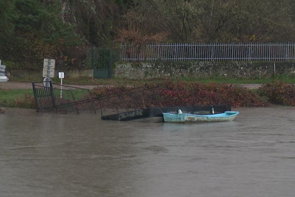 Le niveau du Rhône a atteint sa cote d'alerte dans la matinée du 13 décembre 2023 à la suite de forte pluies combinées à la fonte des neiges.