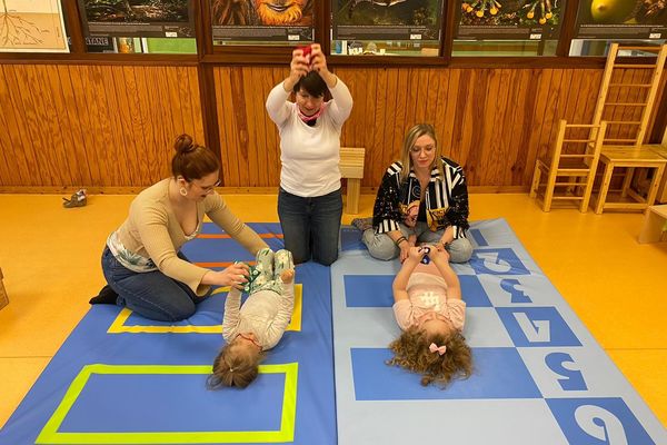 Au pays de Caux, le centre d'éducation conductive accueille les enfants et leurs parents. Ils apprennent avec Zita, formée en Hongrie, à développer le maximum d'autonomie. La méthode a été élaborée par un neuropsychiatre hongrois Andräs Petö.