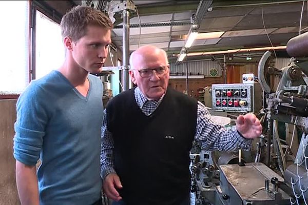 Jean-Pierre et Hugo Wunschel devant l'une des anciennes machines