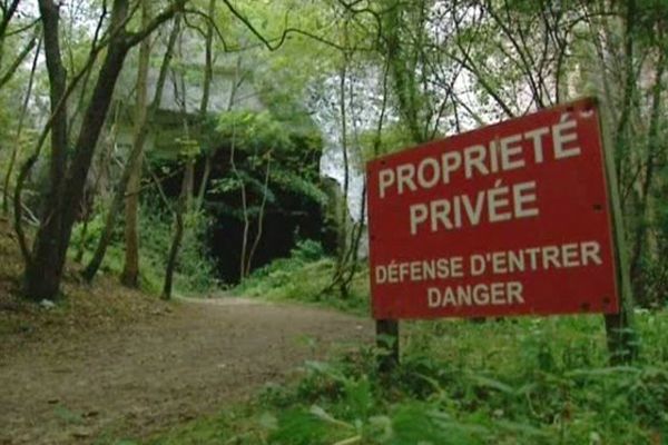 Panneau d'interdiction devant l'une des entrées de la grotte de Caumont