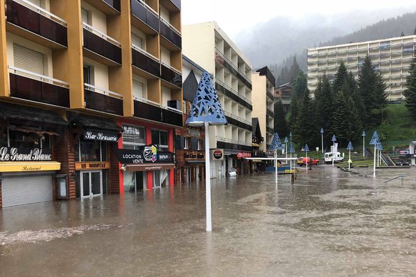 À Gourette, la place du Sarrière submergée par 1 mètre d'eau ce mercredi matin. 