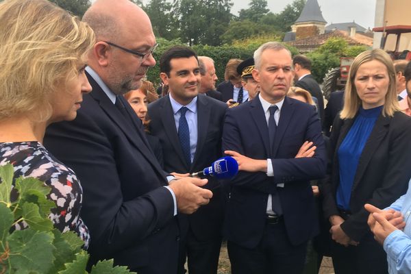 Stéphane Travers et François de Rugy visitent une explotation viticole médocaine engagée dans la réduction des produits phyto-sanitaires