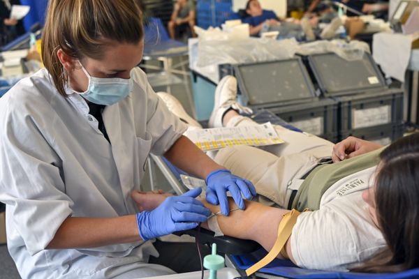 Du 9 juin au 9 juillet, l'EFS lance l'opération #PrenezLeRelais afin d'inciter la population à aller donner son sang, en prévision de la chute habituelle des dons durant l'été. L'institution annonce d'ores-et-déjà un manque de 15 000 poches pour subvenir aux besoins des hôpitaux français. A Lyon dans le Rhône une collecte exceptionnelle est organisée à la Citée Internationale de la Gastronomie les 14 et 15 juin 2021. 