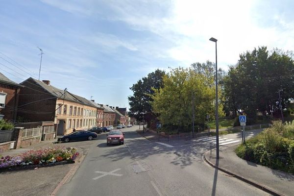 La collision a eu lieu au croisement de la rue Léon Blum et la rue de la Caserne des Douanes à Jeumont.