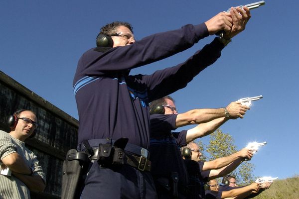 Des policiers municipaux à l'entraînement en 2006 à Toulouse