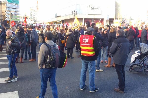 Plusieurs centaines de manifestants se sont rassemblés dans le centre ville de Limoges.