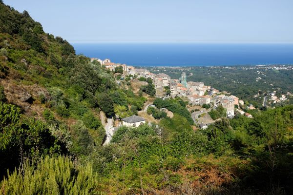 Un panorama du village de Cervione, où le tribunal administratif a annulé la construction de 40 duplex.