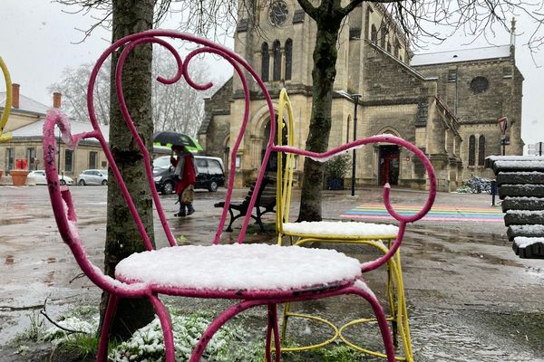 Quelques flocons de neige sur une place bordelaise