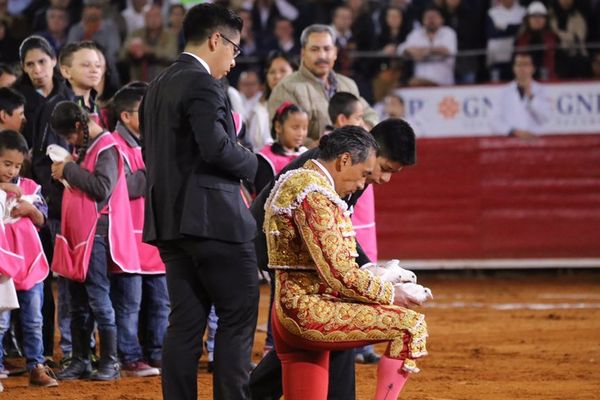 Colombes dans les mains et larmes aux yeux. Eulalio López Díaz "El Zotoluco", 49 ans dont 30 d'alternative, a dit adieu à sa profession le 4 février dans "ses" arènes de Mexico. Ce sont ses fils qui lui ont "coupé la coleta"…