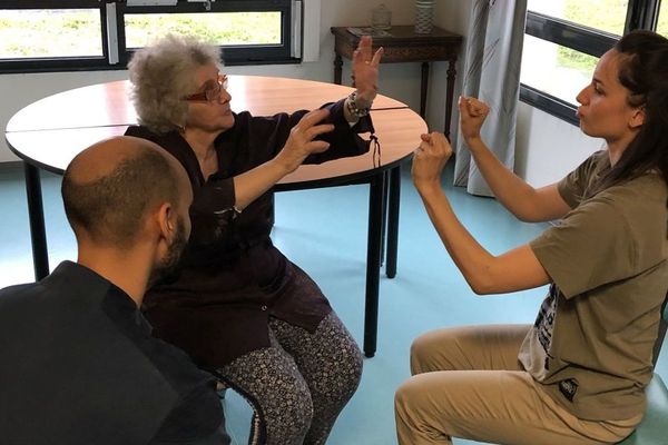 Marie Marcon et Abraham Diallo entraînent les résidents de l'Ehpad  à danser avec des mouvements simples et contemporains. Une découverte qui fait sourire les pensionnaires.