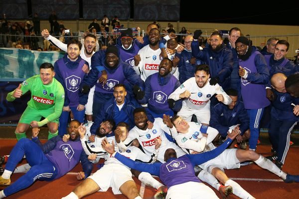 Les joueurs versaillais fêtent leur qualification pour le dernier carré de la Coupe de France suite à leur victoire face à Bergerac