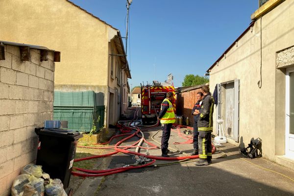 Les pompiers étaient encore sur place vendredi 2 juin 2023 en milieu de matinée