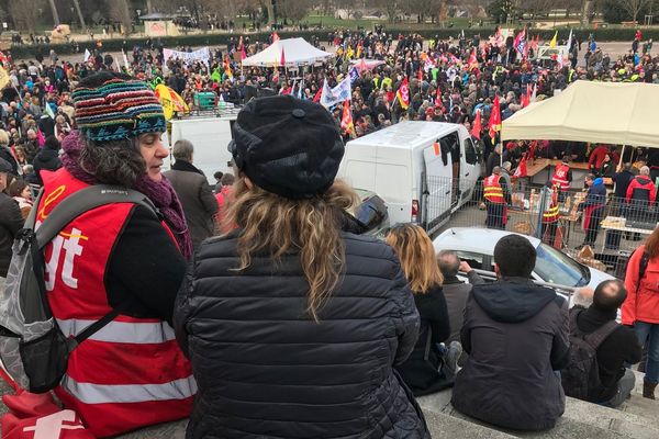 Le cortège de manifestants défile dans les rues de Grenoble contre la réforme des retraites.