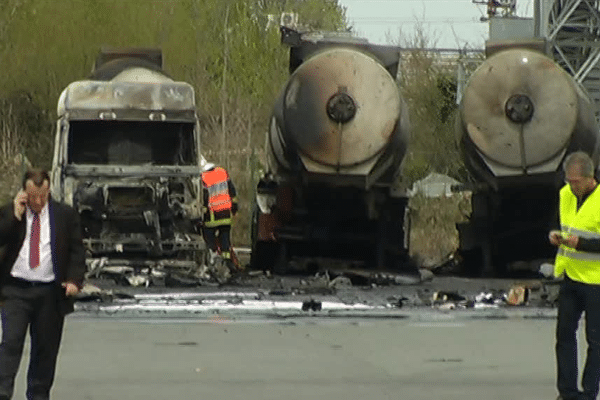 Après le violent incendie et les explosions de ce dimanche matin, il ne reste que les carcasses calcinées et les enquêteurs