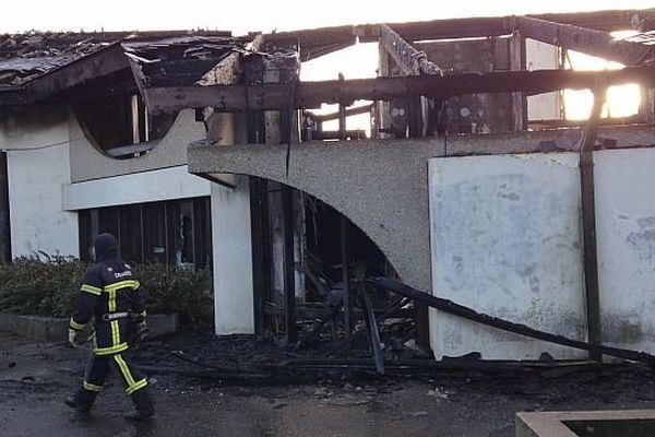 L'école maternelle "le Bois" d'Hérouville-Saint-Clair entièrement détruite par un incendie le 1er février 2014