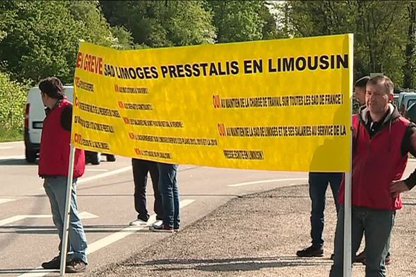 Les salariés de Presstalis Limoges ont interpellé les automobilistes sur leur sort, sur la route du Palais-sur-Vienne. Au moins 15 postes sont menacés.