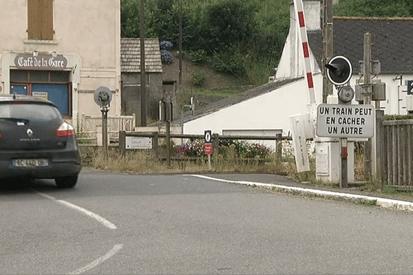 Le passage à niveau 291 à La-Roche-Maurice, où a eu lieu l'accident (24/07/2014)