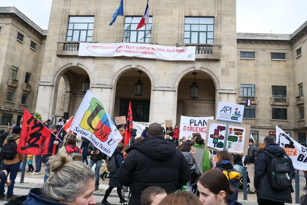 Plusieurs milliers de personnes se sont rassemblées contre le "Choc des Savoirs".