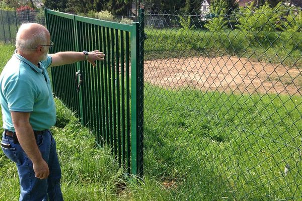 Le bassin de rétention en bordure du village fait partie du dispositif de protection