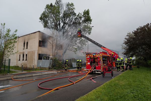Le feu a pris dans une habitation et s'est propagé à un immeuble à proximité. Trois pompiers sont blessés.
