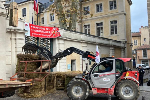 A Cahors, une quarantine d'agriculteurs sont venus manifester devant la préfecture.