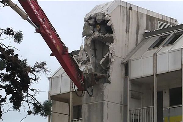 Il faudra plusieurs jours pour démolir la super structure puis encore une semaine pour les fondations.