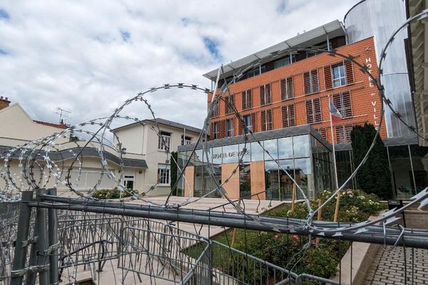 La mairie de l'Haÿ-le-Roses protégée par des barbelés depuis vendredi.