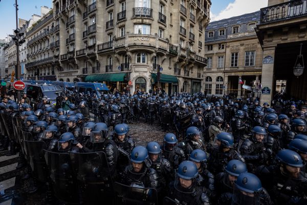 Gendarmes mobiles et CRS en position pour protéger le Conseil constitutionnel contre les manifestants