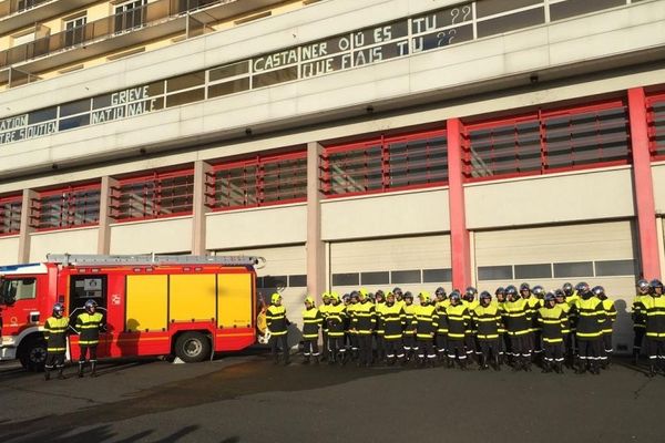 Ce samedi 14 décembre 2019, les pompiers Tourangeaux ont organisé leur "contre cérémonie" de la Sainte Barbe, sans les élus. 