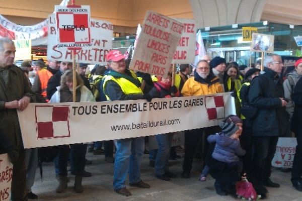 Les manifestants anti-LGV gare des Bénédictins ce matin