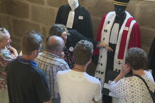 Ce samedi 16 septembre, à l'occasion des Journées du patrimoine, le tribunal de Brive-la-Gaillarde ouvrait pour la première fois ses portes aux curieux. S'il s'agit de découvrir les coulisses de ce lieu habituellement inaccessible, le but consiste surtout à mieux comprendre les mécanismes de la justice.