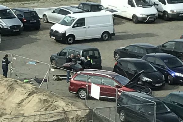 Les policiers  autour du véhicule intercepté le long des quais de l'Escaut à Anvers.