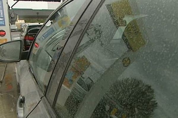 Montpellier - une voiture couverte de sable du Sahara au lavage - 4 avril 2014.